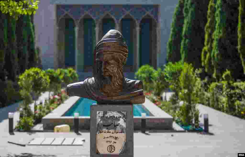 آرامگاه صائب تبریزی شاعر قرن یازدهم در اصفهان. او که تبریزی بود، 120 هزار بیت شعر دارد.