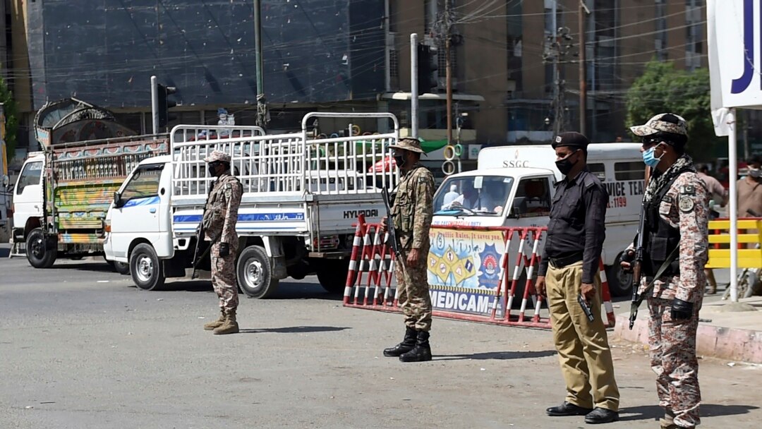 کراچی میں امن و امان رکھنے کے لیے پولیس کے ساتھ رینجرز بھی تعینات ہیں۔ (فائل فوٹو)