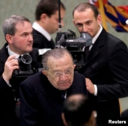 Giulio Andreotti (C), Italian life senator, leaves after a meeting at the Vatican, Nov. 12, 2009.