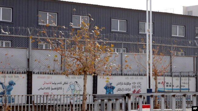 新疆和田市一服装公司的就业培训基地被两层铁丝网围住。(2018年12月5日)