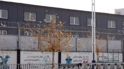 资料照片：新疆和田市一服装公司的就业培训基地被两层铁丝网围住。(2018年12月5日)