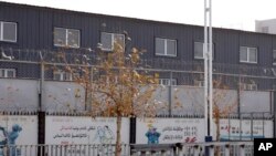 資料照：新疆和田市一服裝公司的就業培訓基地被兩層鐵絲網圍住。(2018年12月5日)