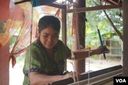 អ្នកស្រី ប៉ិច ផល្លី វ័យ ៣៥ កំពុងតែត្បាញហូលបុរាណខ្មែរា នៅក្នុង ឃុំស្លា ស្រុកសំរោង ខេត្តតាកែវ សម្រាប់សមាគមកីខ្មែរ កាលពីថ្ងៃទី ២៧ ខែតុលា ឆ្នាំ២០២០។ (ខាន់ សុគុំមនោ/វីអូអេ)