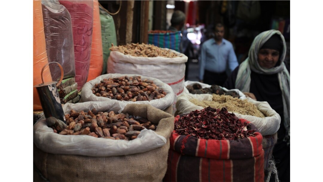 Kurma dan rempah-rempah dijual di pasar Kairo, Mesir, 17 Mei 2017. (REUTERS / Mohamed Abd El Ghany)