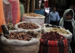 Kurma dan rempah-rempah dijual di pasar Kairo, Mesir, 17 Mei 2017. (REUTERS / Mohamed Abd El Ghany)