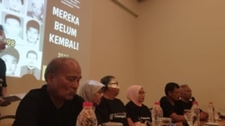 Keluarga dan korban penculikan aktivis pada 1998 saat menyatakan dukungan kepada Jokowi pada pemilihan presiden 2019 di Hotel Grand Cemara, Jakarta, Rabu, 13 Maret 2019. (Foto: Sasmito Madrim/VOA)