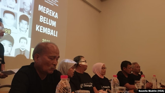 Keluarga dan korban penculikan aktivis pada 1998 saat menyatakan dukungan kepada Jokowi pada pemilihan presiden 2019 di Hotel Grand Cemara, Jakarta, Rabu, 13 Maret 2019. (Foto: Sasmito Madrim/VOA)