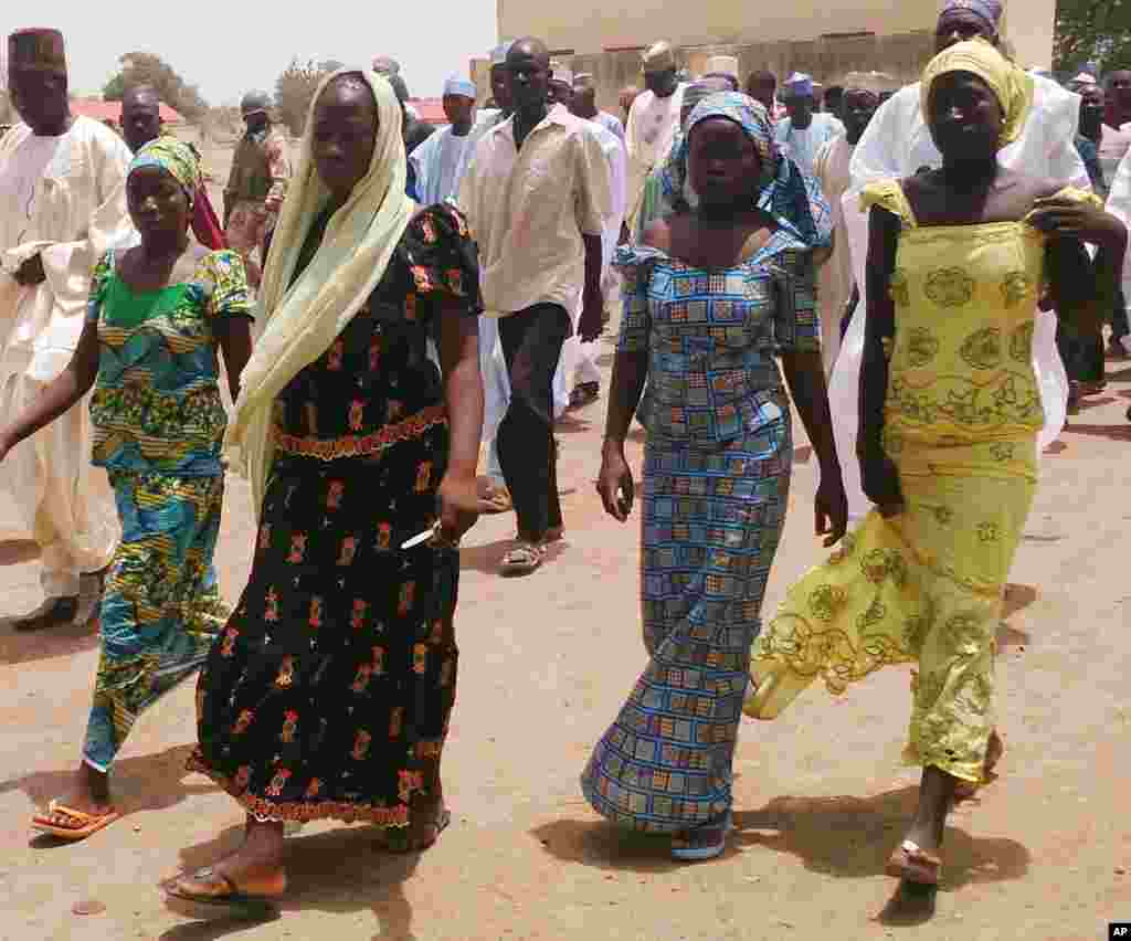 Empat remaja perempuan kembali ke keluarga mereka setelah pria-pria bersenjata menculik lebih dari 200 siswi dari sebuah SMP khusus perempuan di Chibok, Nigeria (21/4).&nbsp;(AP/ Haruna Umar)
