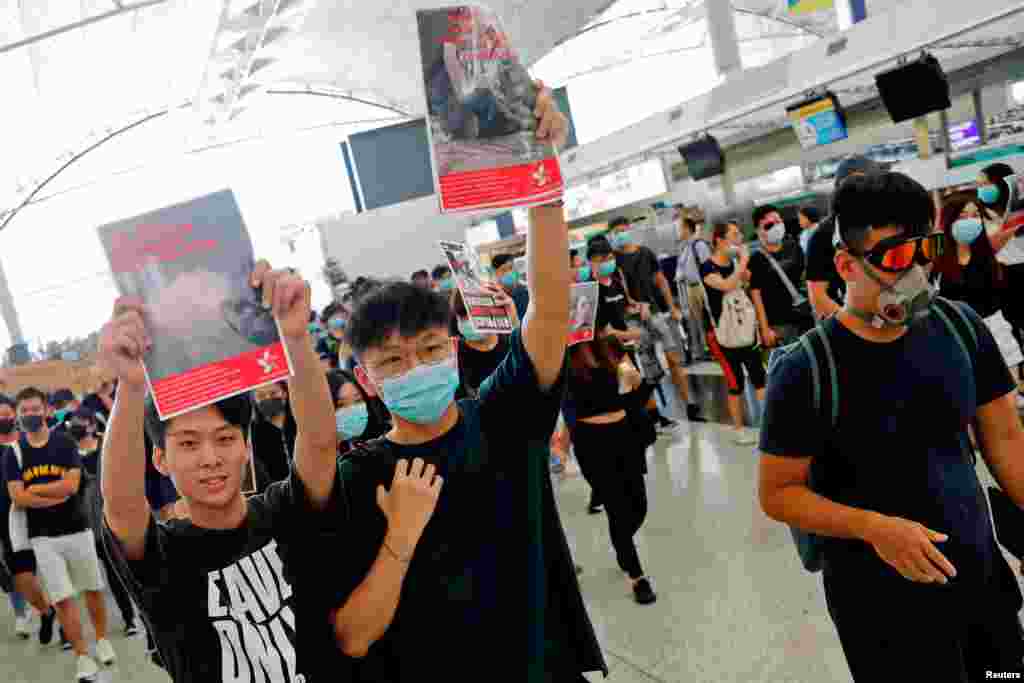 Legisladores y periodistas fueron invitados a presenciar la demostración de tácticas agresivas de control de multitudes, tras una semana de protestas en el aeropuerto y en las calles de uno de los principales distritos comerciales de Hong Kong. En la foto, activistas que se oponen a la ley de extradición en Hong Kong intentan acercarse a la zona de seguridad durante una manifestación masiva después de que una mujer recibió un disparo en el ojo durante una protesta en el Aeropuerto Internacional de Hong Kong, en China, el 12 de agosto de 2019.