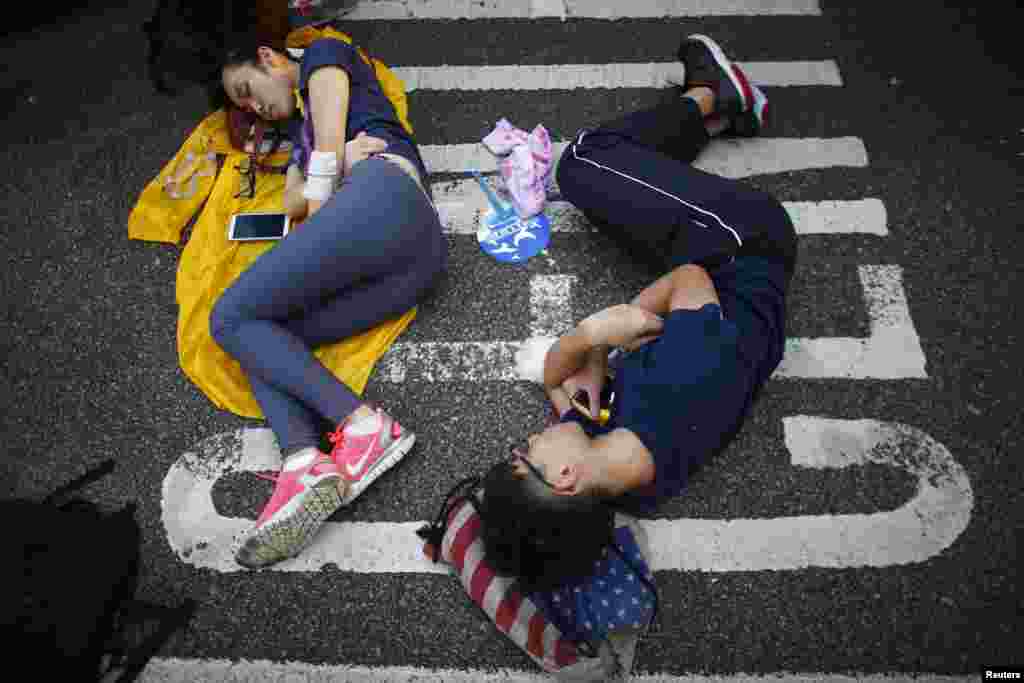 Protesters sleep on the street outside the government headquarters in Hong Kong, Sept. 30, 2014.