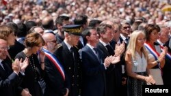 Премьер-министр страны Мануэль Вальс (в центре). Ницца, Франция. 18 июля 2016 г.