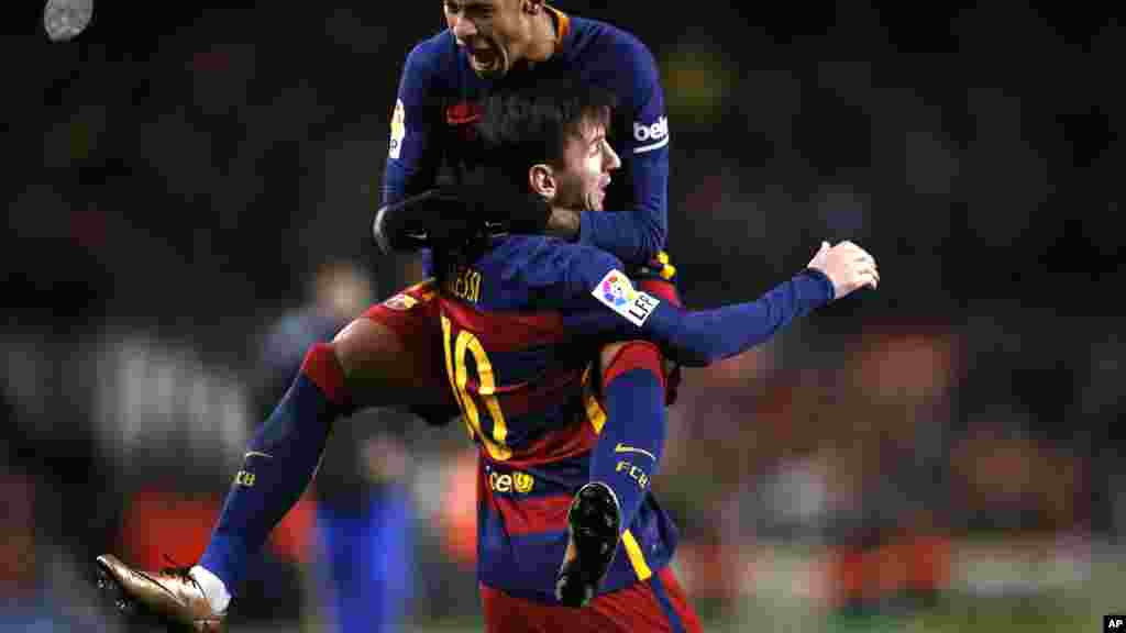 Scène de joie de Lionel Messi du FC Barcelone avec son coéquipier Neymar après un but marqué contre l&#39;Espanyol lors d&#39;un match de football de la Copa del Rey au stade Camp Nou à Barcelone, Espagne, 6 janvier 2016.
