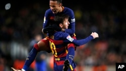 Neymar saute de joie sur un de ses coéquipiers de FC Barcelone lors d'un match de football au stade Camp Nou à Barcelone, Espagne, 6 janvier 2016. 