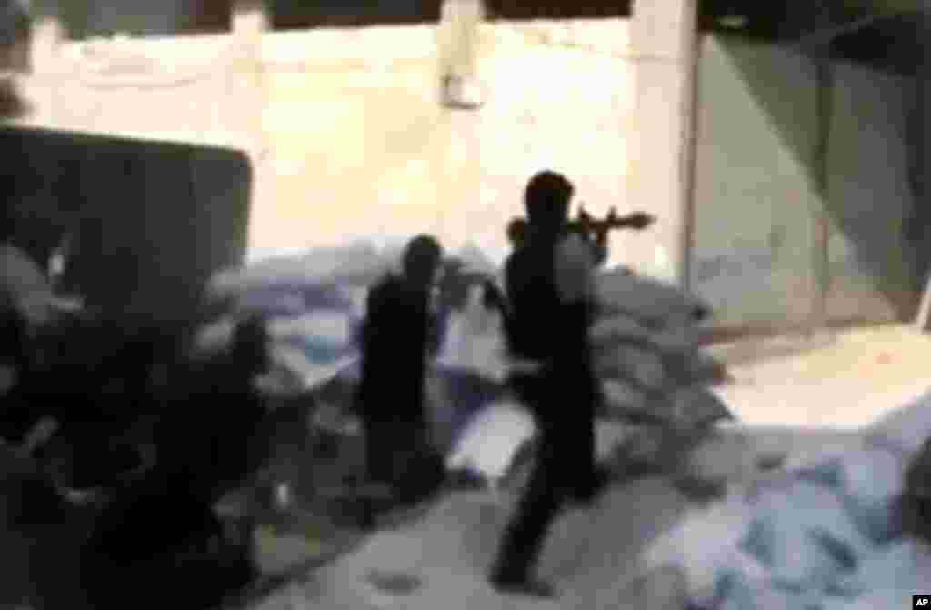 2013年8月17日法塔赫清真寺外，警察和穆尔西的支持者对峙。