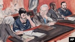Efraín Antonio Campos Flores llora ante la corte durante una audiencia junto a su primo Franqui Francisco Flores De Freitas (extremo derecho), según esta ilustración del 17 de diciembre de 2015.