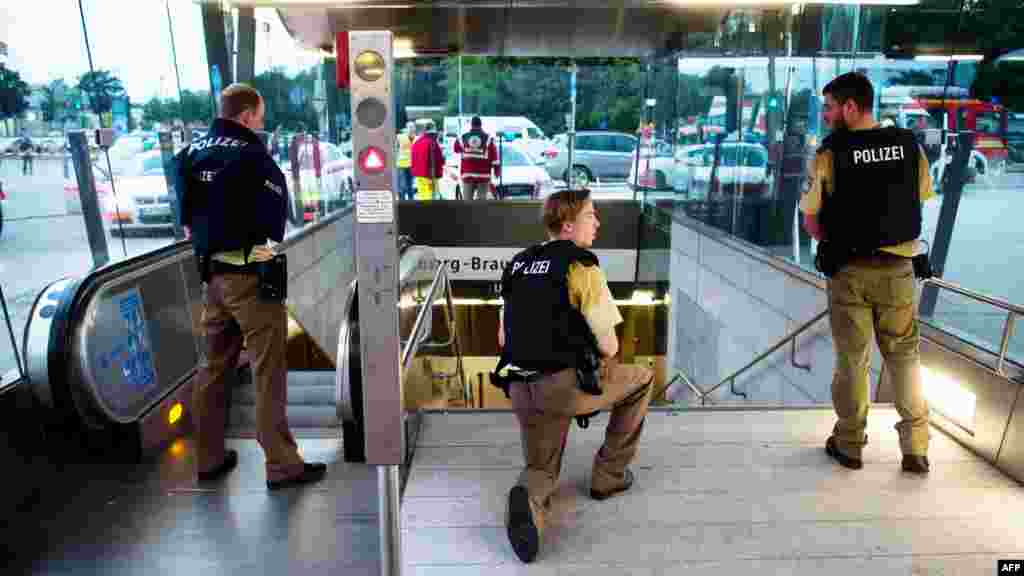 A Munich, la police bloque l&#39;entrée d&#39;une station de métro proche du lieu de la fusillade qui a fait 8 morts.