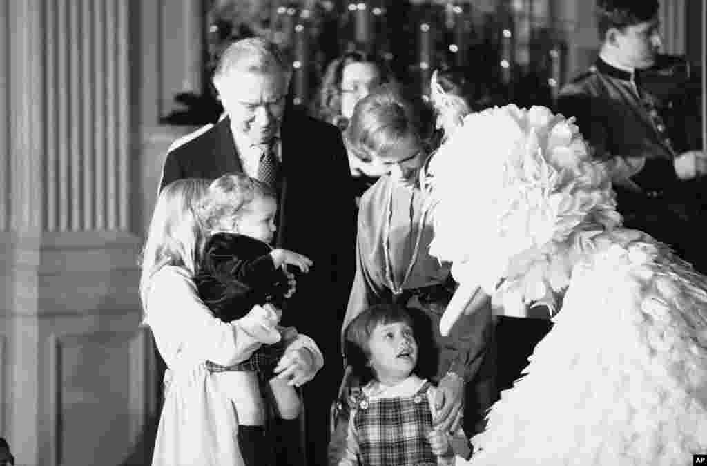 Ibu negara Rosalynn Carter dan anaknya Amy menjadi tuan rumah acara pesta Natal di Gedung Putih bersama tamu undangan Big Bird dari Sesame Street, Washington, DC, 21 December 1978.
