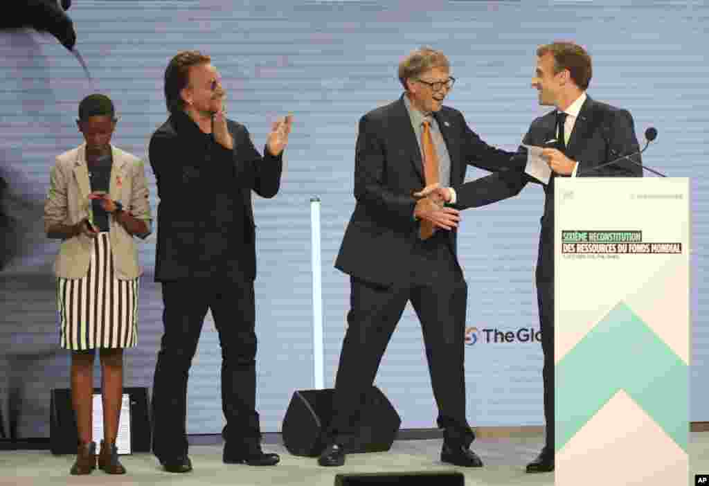 از راست، امانوئل مکرون رئیس جمهوری فرانسه، بیل گیتس و بونو خواننده در حاشیه یک کنفرانس جهانی برای مقابله با ایدز.&nbsp;