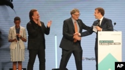 De izquierda de derecha: Bono, Bill Gates y el presidente de Francia, Emmanuel Macron, presentes en el evento de Lyon, para recaudar fondos con el fin de combatir el Sida.