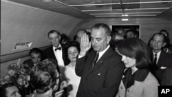 肯尼迪遇刺后约翰逊在空军一号宣誓就职