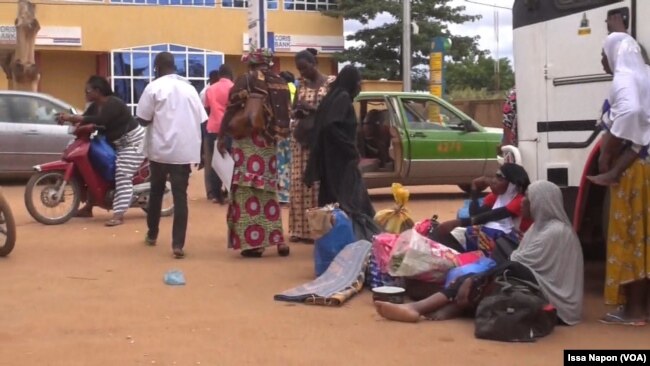 Des voyageurs dépités espèrent que la grève prendra vite fin, Ouagadougou, Burkina Faso, 9 août 2017. (VOA/Issa Napon)