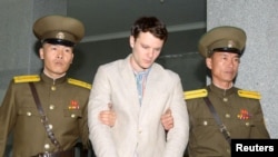 Otto Frederick Warmbier, lors de sa comparution devant un tribunal de la Corée du Nord à Pyongyang le 16 mars 2016. REUTERS / Kyodo /Archives. 