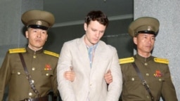 Otto Warmbier (giữa) được đưa ra tòa ở Bình Nhưỡng, Triều Tiên, trong bức ảnh do Kyodo đăng tải hôm 16/3/2016. Bố mẹ của sinh viên Đại học Virginia đổ tội cho chế độ của Kim Jong Un về cái chết của con trai họ.