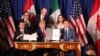 美国总统特朗普(中)，加拿大总理特鲁多(右)和墨西哥总统涅托(左)签署了《美墨加协议》，取代了1994年生效的《北美自由贸易协定》。（2018年11月30日）