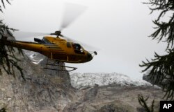 هلیکوپتر در حال حمل جعبه با رادار به قله گراند ژوراس ۲۵ سپتامبر ۲۰۱۹