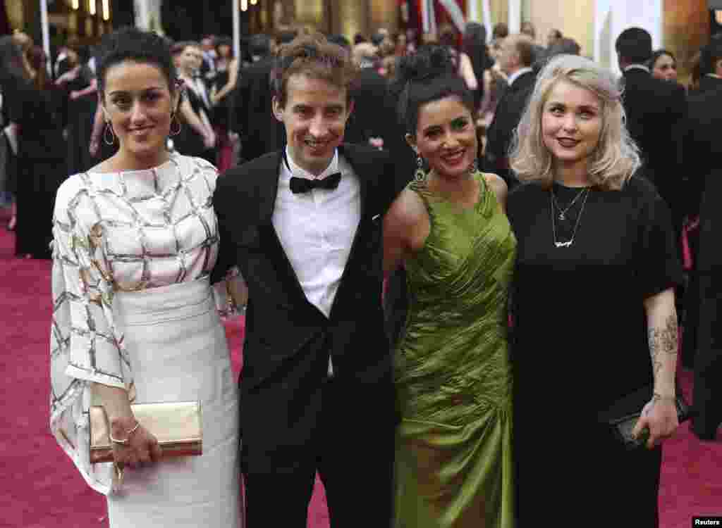 Sutradara Talkhon Hamzavi, (dari kiri ke kanan) produser Stefan Eichenberger, aktris Nissa Kashani, dan aktris Cheryl Graf tiba di Academy Awards ke-87 di Hollywood, California, 22 Februari 2015.