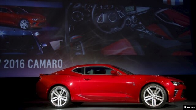Los nuevos Chevrolet Camaro 2016 que salieron a la venta están en tres colores: rojo, blanco y azul.