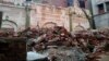 Puing-puing sebuah masjid Ahmadiyah yang dihancurkan oleh sekelompok massa di Sialkot, timur Pakistan, 24 Mei 2018.
