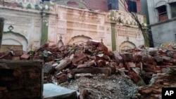 Puing-puing sebuah masjid Ahmadiyah yang dihancurkan oleh sekelompok massa di Sialkot, timur Pakistan, 24 Mei 2018.

