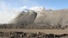 资料- 中国内蒙古的白云鄂博稀土矿，一台采矿机在作业。（2011年7月16日） 