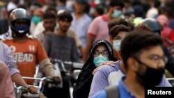 ပါကစ္စတန်တွင် ကိုရိုနာဗိုင်းရပ်စ် ကာကွယ်ဖို့နှာခေါင်းစည်းတပ်ထားသူများ