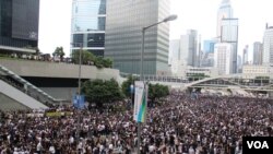 香港立法會附近的主要交通幹道已經為抗議者佔據（美國之音記者申華拍攝）