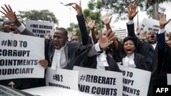 Les avocats du barreau du Zimbabwe participent à une "Marche pour la justice" devant la Cour constitutionnelle à Harare le 29 janvier 2019.