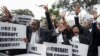 Les avocats du barreau du Zimbabwe participent à une "Marche pour la justice" devant la Cour constitutionnelle à Harare le 29 janvier 2019.