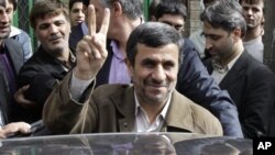 رویترز: «احمدی نژاد با رفتارش تصریح کرده که در پایان دور دوم ریاست جمهوری اش، به آرامی کنار نخواهد رفت.» 
