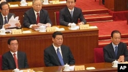 中共领导人出席北京召开的两会，左起：贺国强、习近平、温家宝