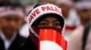 Seorang perempuan yang memegang bendera merah putih mengenakan ikat kepala bertuliskan "Selamatkan Palestina." Pemerintah mendukung keinginan Palestina untuk menjadi anggota penuh PBB.(Foto: Reuters)