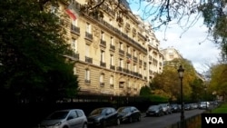 Teodorin Obiang's 101-room mansion, at left, with country flag, which Equatorial Guinea argues is the country's mission in France. (L. Bryant/VOA)