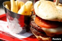 Peppercorn burger, dan Bottomless Steak Fries di restoran Red Robin di Foxboro, Massachusetts, 30 Juli 2014. (REUTERS/Dominick Reuter)