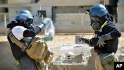 聯合國調查人員正在提取敘利亞化學武器樣品 （資料圖片）