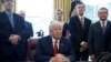 Le président Trump s'attaque aux importations d'acier et invoque la défense nationale