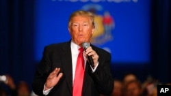 Ứng cử viên tổng thống đảng Cộng hòa Donald Trump phát biểu trong một sự kiện chiến dịch tranh cử ngày 4 tháng 4 năm 2016 tại La Crosse, Wisconsin.