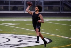 Colin Kaepernick terlihat di acara pelatihan khusus yang dibuat oleh Kaepernick untuk memberikan akses yang lebih besar kepada pramuka, media, dan publik, di Charles. Sekolah Menengah R. Drew di Riverdale, Georgia, AS, 16 November 2019. (Foto: REUTERS)