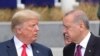 Le président américain Donald Trump (à gauche) et le président turc Recep Tayyip Erdogan (à droite) lors de la visite du nouveau siège de l'OTAN à Bruxelles (Belgique), le mercredi 11 juillet 2018. (Service de presse de la présidence via AP, Pool)