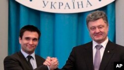 Ukraina prezidenti Petro Poroshenko (o'ngda) Andrey Deshitsa o'rniga tayinlangan yangi Tashqi ishlar vaziri Pavel Klimkin bilan, Kiyev, 19-iyun, 2014-yil.