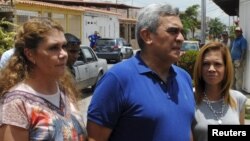 FILE - Former general Raul Baduel (C) talks to the media next to his wife Cruz Maria de Baduel (L) and his daughter, in front of their house in Maracay, Venezuela, Aug. 13, 2015. 